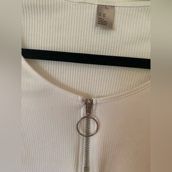 H&M White Longsleeve Ribbed Cropped Shirt with 1/2 Metal Zipper - Picture 2 of 3